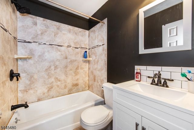 2 Glen Rd, Vernon Twp., NJ 07422
