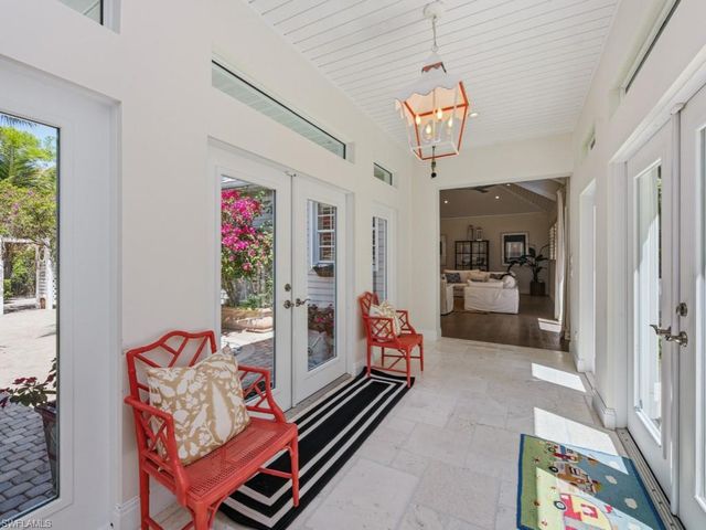 6480 Sandalwood LN, Naples, FL 34109