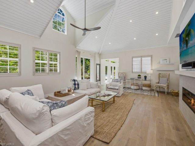 6480 Sandalwood LN, Naples, FL 34109