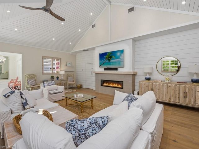 6480 Sandalwood LN, Naples, FL 34109