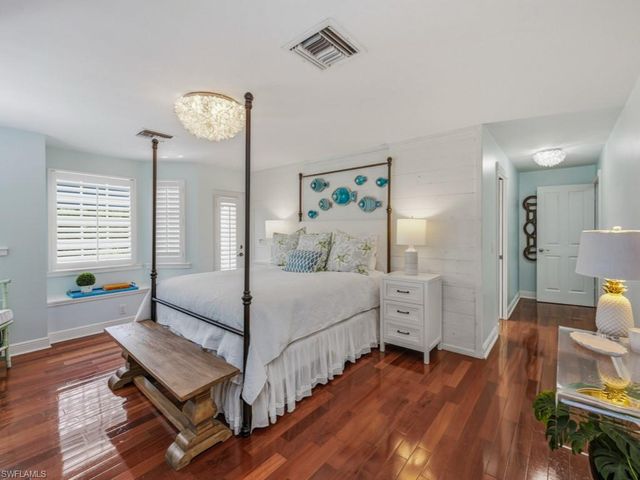 6480 Sandalwood LN, Naples, FL 34109