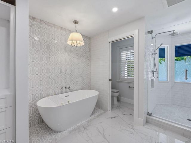 6480 Sandalwood LN, Naples, FL 34109