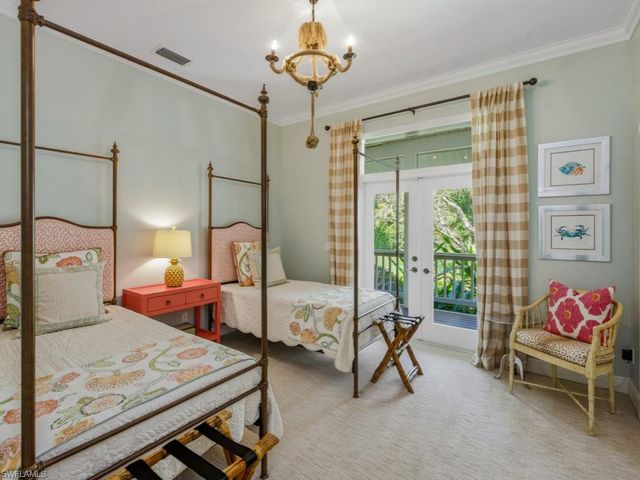 6480 Sandalwood LN, Naples, FL 34109