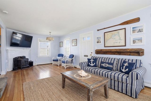 7 Mildred St, Hull, MA 02045