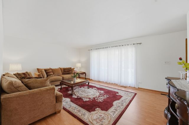 213 Edgeware Road, Elk Grove Village, IL 60007