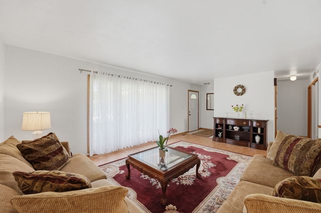 213 Edgeware Road, Elk Grove Village, IL 60007