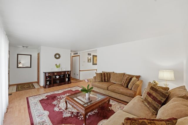 213 Edgeware Road, Elk Grove Village, IL 60007