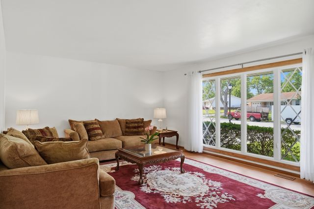 213 Edgeware Road, Elk Grove Village, IL 60007