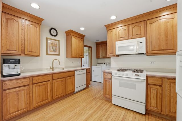 213 Edgeware Road, Elk Grove Village, IL 60007