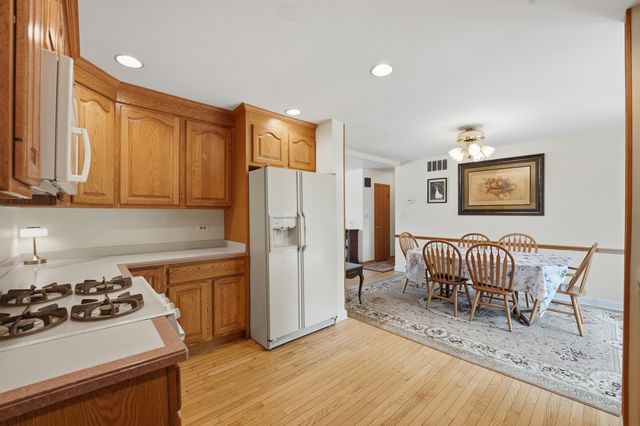 213 Edgeware Road, Elk Grove Village, IL 60007