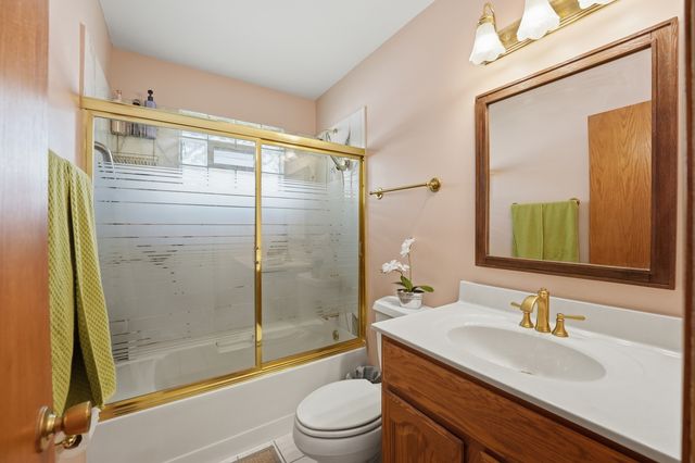213 Edgeware Road, Elk Grove Village, IL 60007
