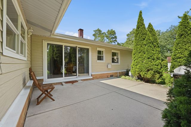 213 Edgeware Road, Elk Grove Village, IL 60007