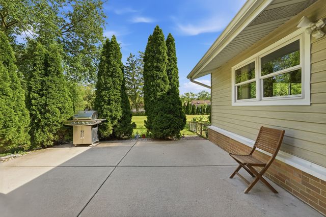 213 Edgeware Road, Elk Grove Village, IL 60007