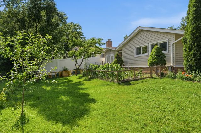 213 Edgeware Road, Elk Grove Village, IL 60007