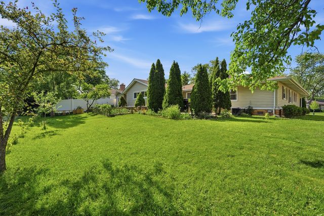 213 Edgeware Road, Elk Grove Village, IL 60007