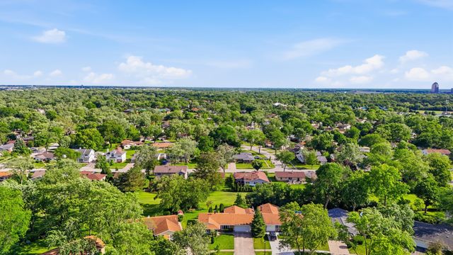 213 Edgeware Road, Elk Grove Village, IL 60007