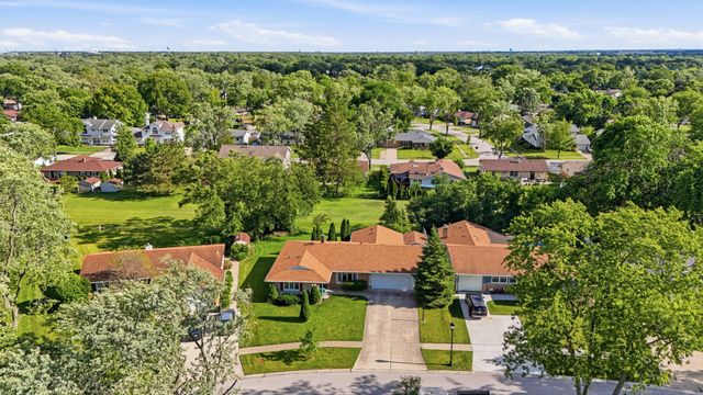 213 Edgeware Road, Elk Grove Village, IL 60007