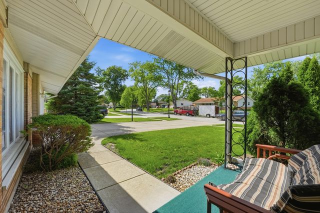 213 Edgeware Road, Elk Grove Village, IL 60007