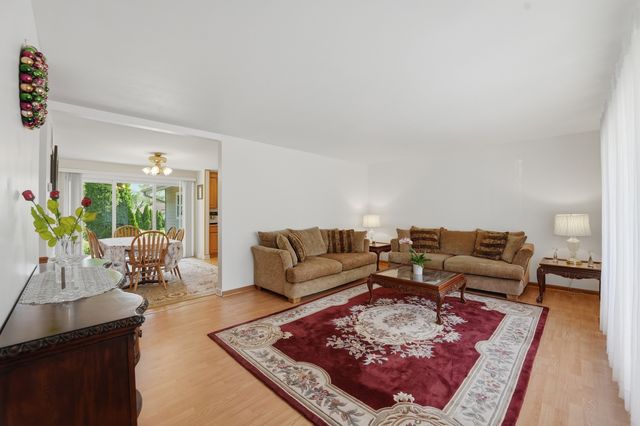213 Edgeware Road, Elk Grove Village, IL 60007