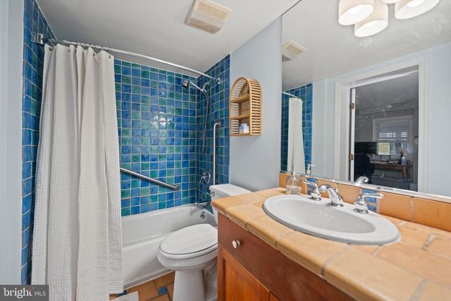 8505 HORSESHOE LN, Potomac, MD 20854