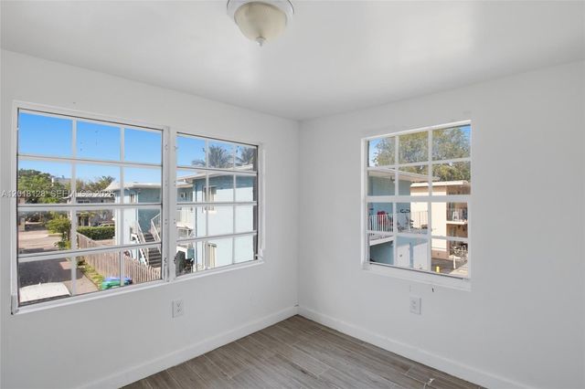 1035 NW 5th St 4, Miami, FL 33128