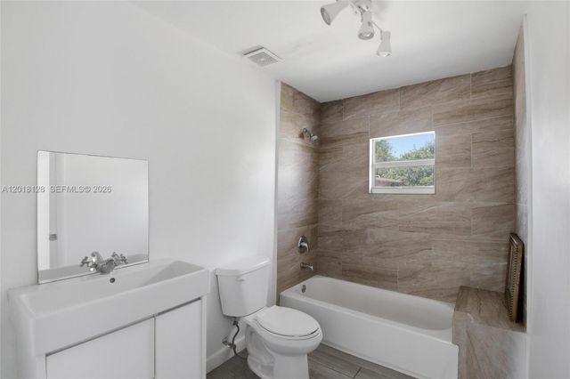 1035 NW 5th St 4, Miami, FL 33128