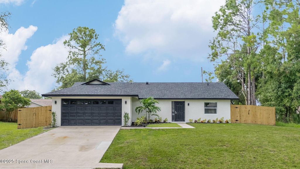 1670 Heartwellville Street NW, Palm Bay, FL 32907