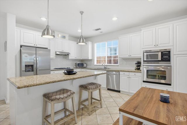 6123 Pilar Way, Bakersfield, CA 93306