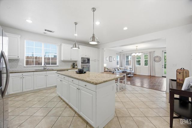 6123 Pilar Way, Bakersfield, CA 93306