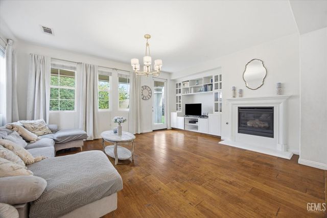 6123 Pilar Way, Bakersfield, CA 93306