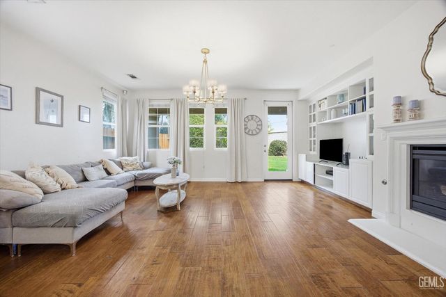 6123 Pilar Way, Bakersfield, CA 93306