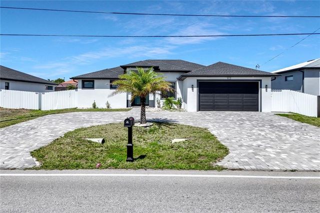 913 Embers PKWY W, Cape Coral, FL 33993