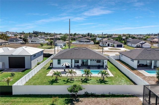 913 Embers PKWY W, Cape Coral, FL 33993