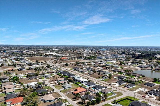 913 Embers PKWY W, Cape Coral, FL 33993