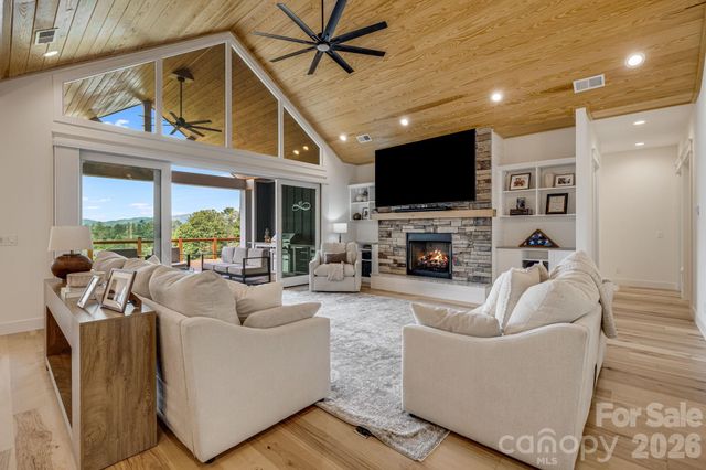 297 Maple Knoll Drive, Hendersonville, NC 28792
