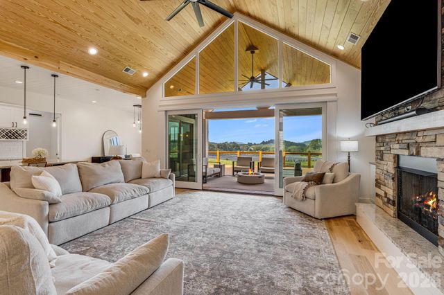 297 Maple Knoll Drive, Hendersonville, NC 28792