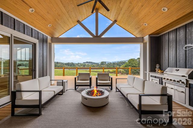 297 Maple Knoll Drive, Hendersonville, NC 28792