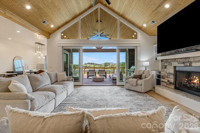 297 Maple Knoll Drive, Hendersonville, NC 28792