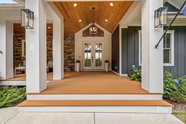 297 Maple Knoll Drive, Hendersonville, NC 28792