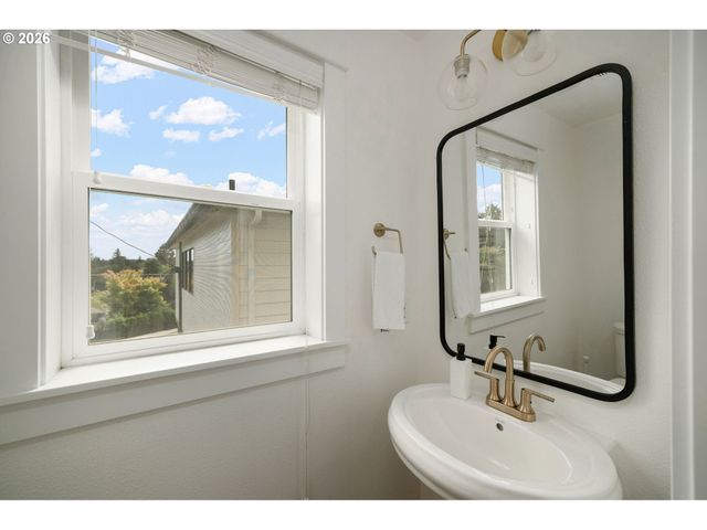 7515 Sw CAPITOL Hwy, Portland, OR 97219