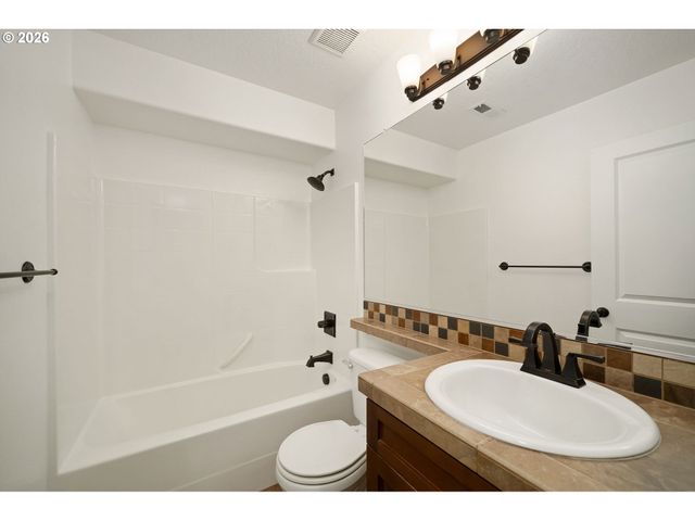 7515 Sw CAPITOL Hwy, Portland, OR 97219