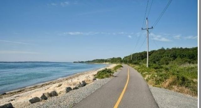 28 Ashton Ave, Falmouth, MA 02536