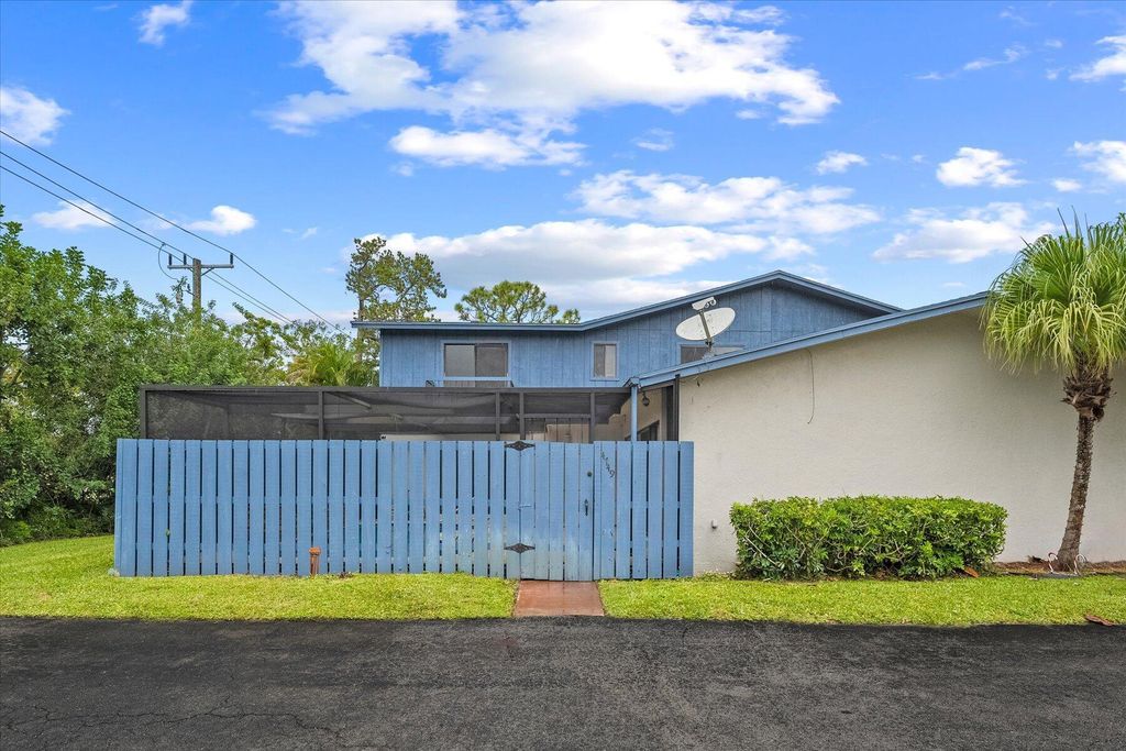 4749 Holly Lake Drive, Lake Worth, FL 33463