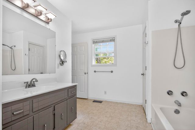 3008 Lakeshore Dr, Old Hickory, TN 37138