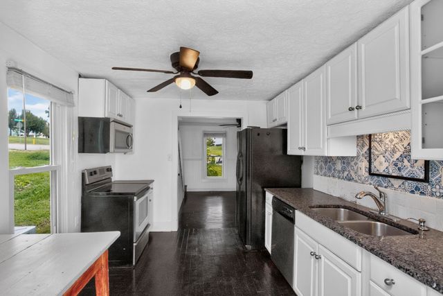 3008 Lakeshore Dr, Old Hickory, TN 37138
