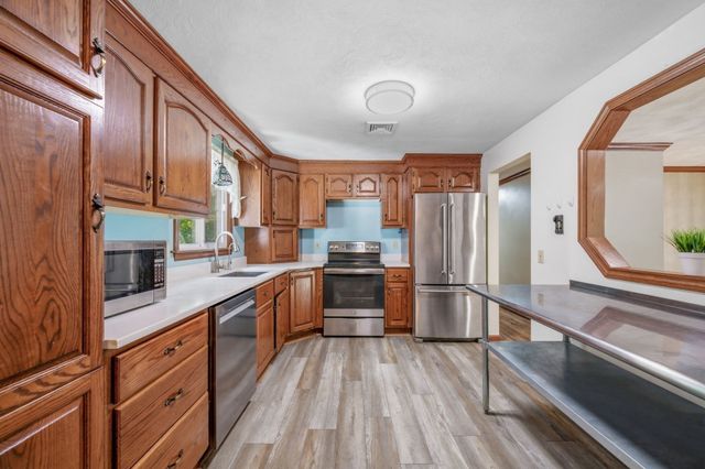 25 Oak Ridge Way, Shrewsbury, MA 01545