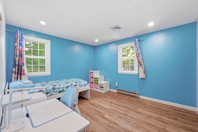 25 Oak Ridge Way, Shrewsbury, MA 01545