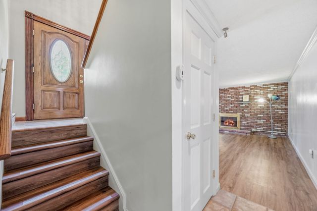 25 Oak Ridge Way, Shrewsbury, MA 01545