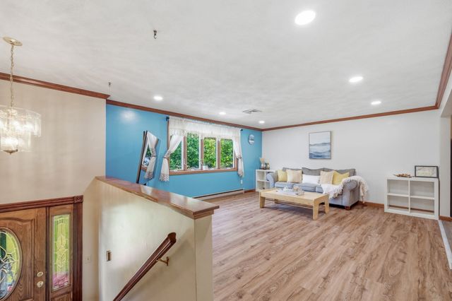 25 Oak Ridge Way, Shrewsbury, MA 01545