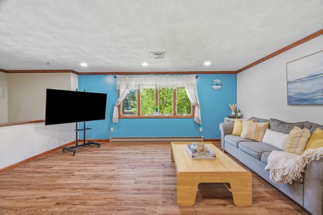 25 Oak Ridge Way, Shrewsbury, MA 01545